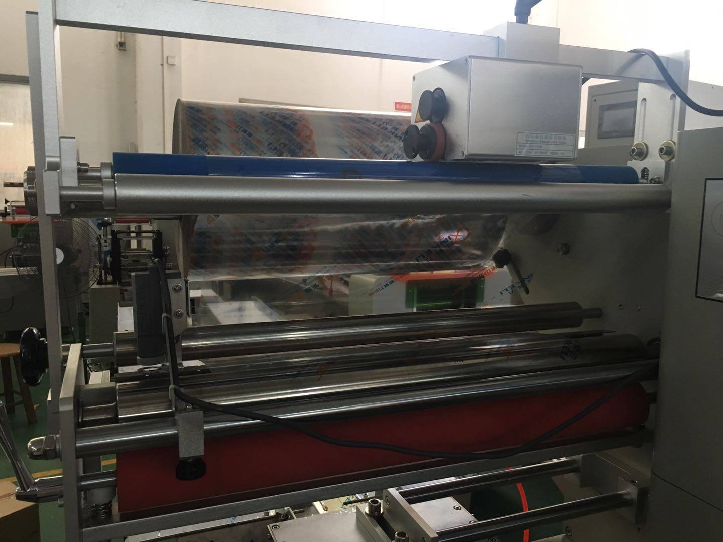 horizontal flow wrapping machine