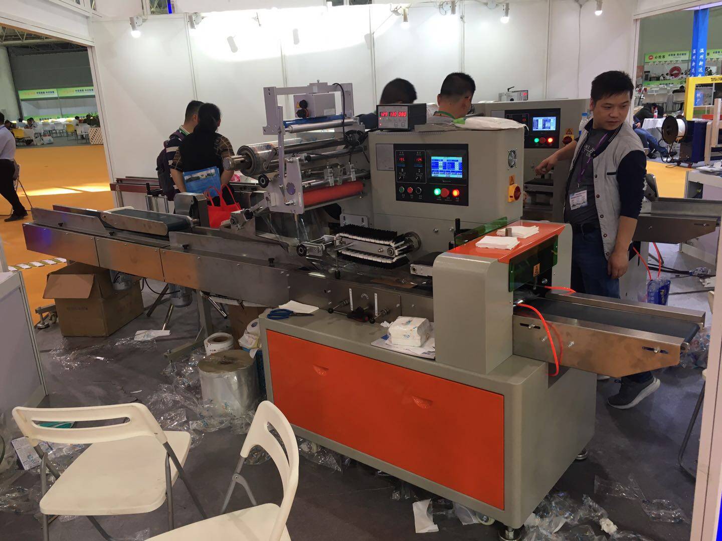 Automatic tissue paper packaging machine