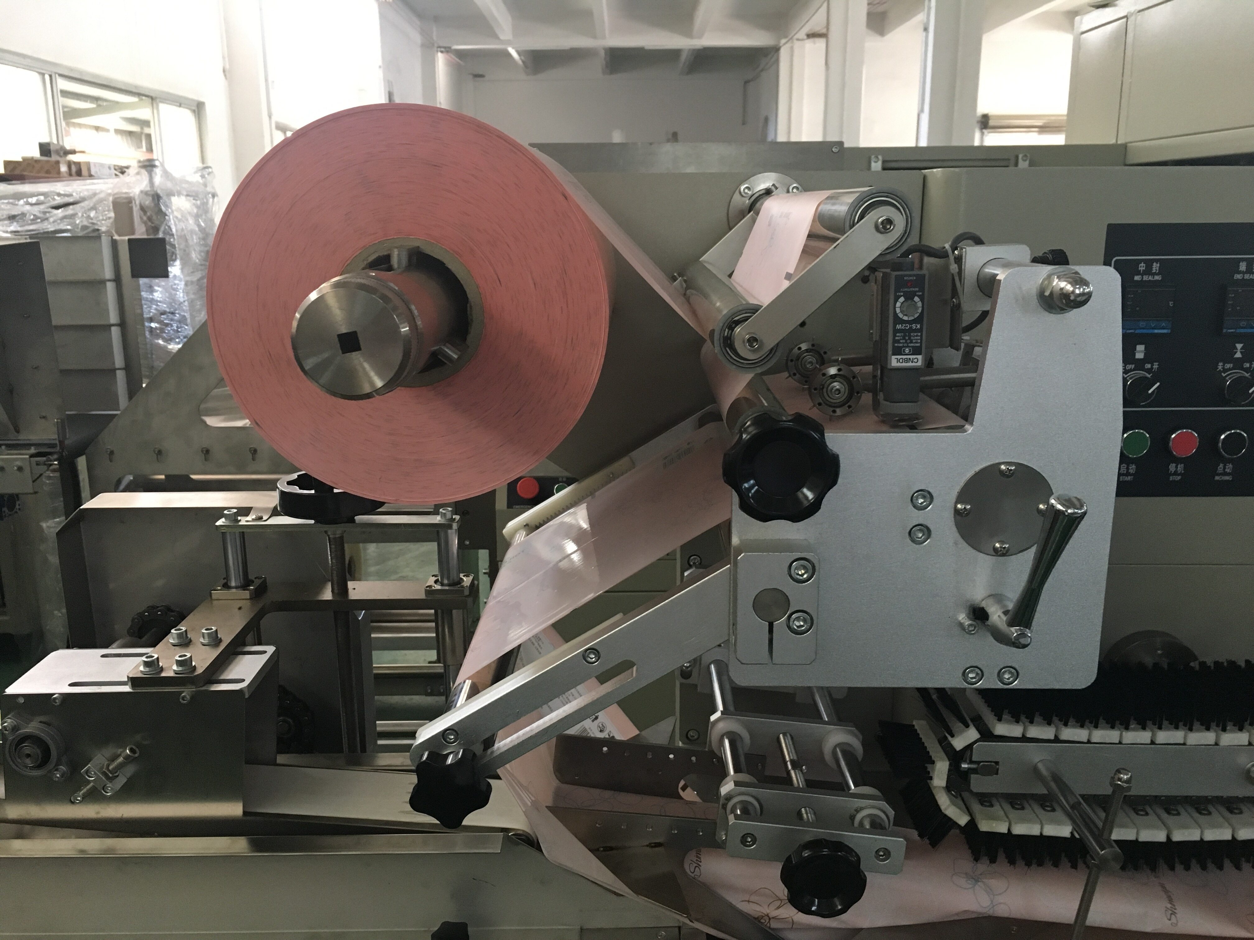 Automatic tissue paper packaging machine