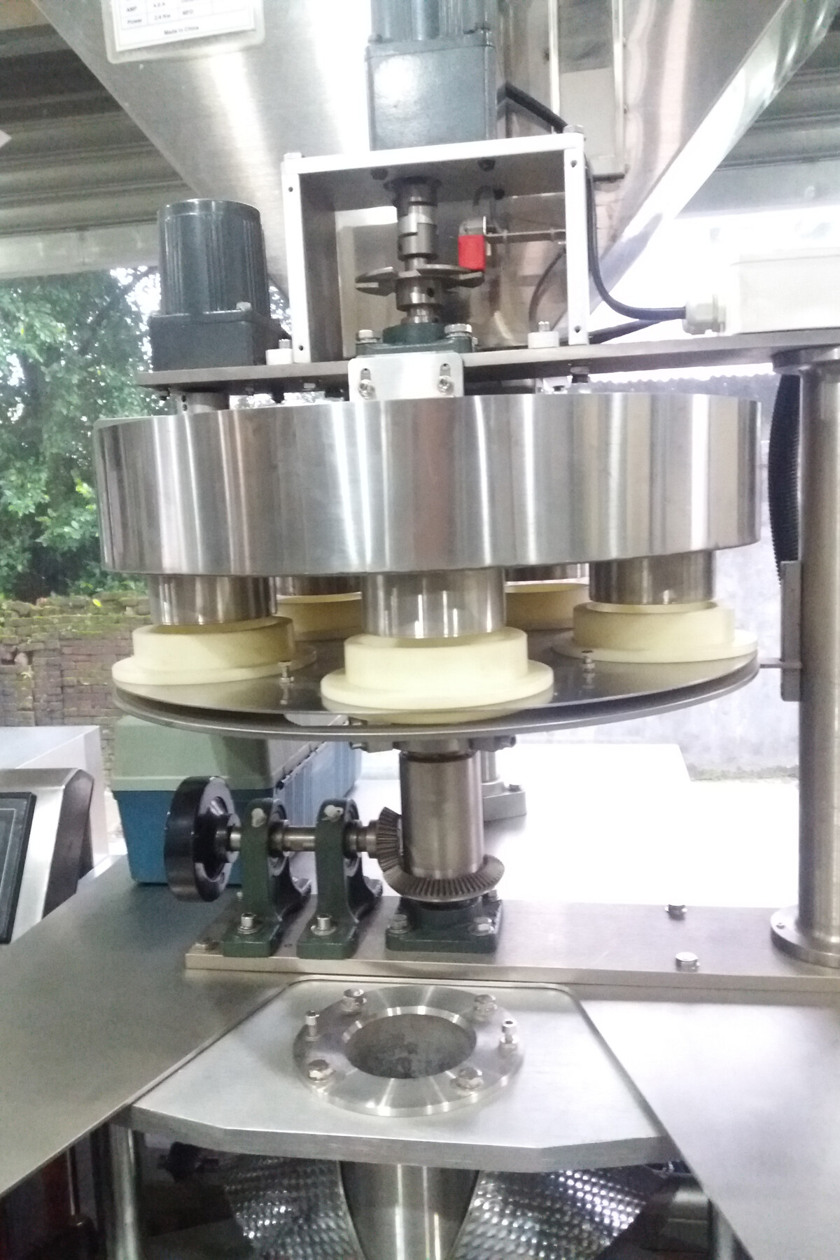 Bread crumbs packaging machine